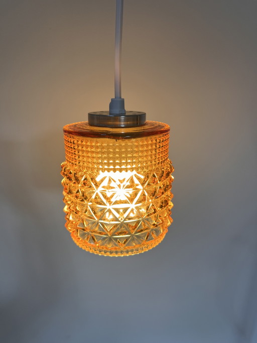 Lámpara colgante vintage Mid-Century de cristal prensado ámbar – Años 60/70