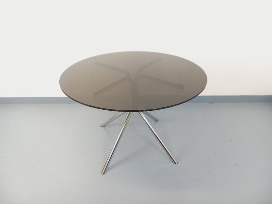 Image 1 of Vintage ronde eettafel van plexiglas, rookglasachtig materiaal en verchroomd metaal, in Space Age-stijl uit de jaren 70.