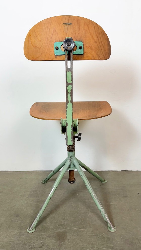 Chaise d'atelier industrielle verte, années 1950 – Tabourets, Iron (photo 14 of 18)