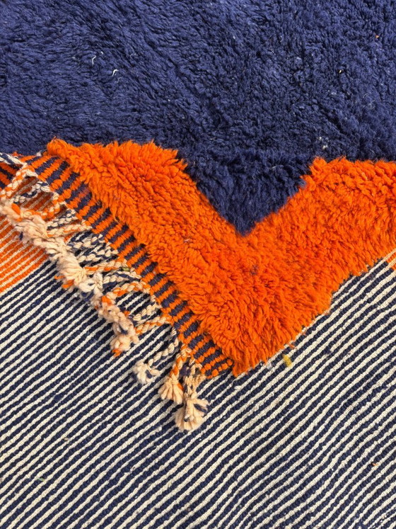 Image 1 of Diepblauw-oranje M'rirt-tapijt – handgemaakt Berber wollen textiel