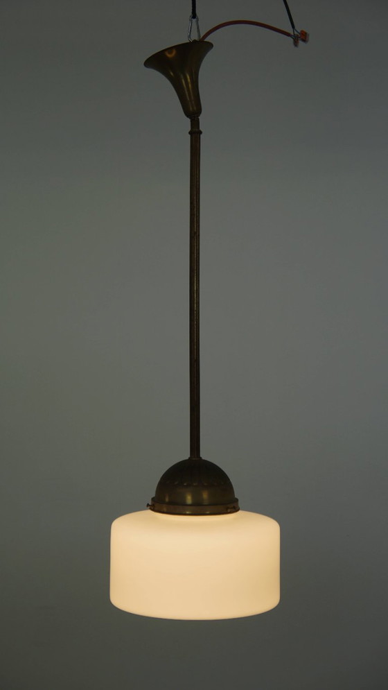 Image 1 of Suspension vintage classique en verre et laiton