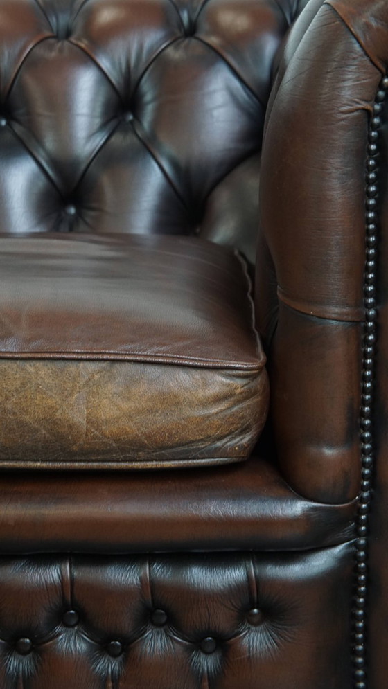 Image 1 of Donkerbruine Engelse rundleren chesterfield fauteuil met siernagels