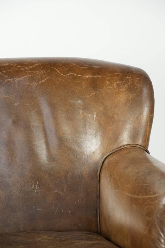 Image 1 of Stoere rundleren fauteuil in een mooi subtiel formaat met een prachtig patina