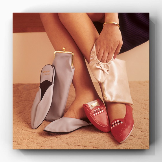 1x Pantofole in viaggio — Fotografia di moda olandese, 1966 – Fotografie, Paper (photo 3 of 5)