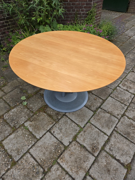 Image 1 of Leolux trias ronde design eettafel Hugo de Ruiter jaren 90