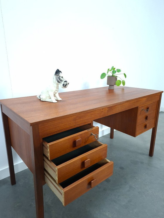 Image 1 of Teak vrijstaand bureau met lade uit Denemarken
