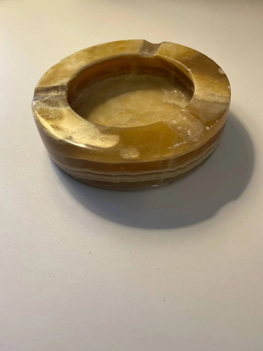 Honingkleurige onyx asbak – Geslepen en gepolijst natuursteen – Vintage vakmanschap – decoratieve objecten