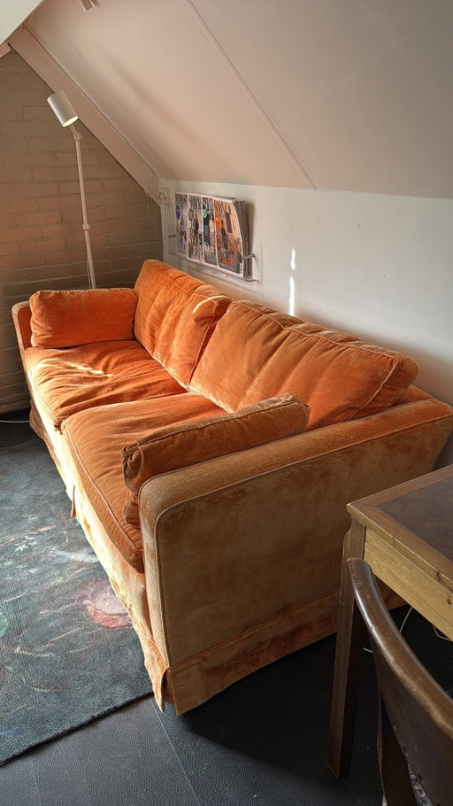 Canapé 2 places en velours orange avec coussins garnis de duvet