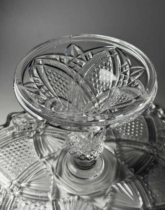 Image 1 of Val Saint Lambert “Gilbert” taartstandaard – Geperst kristal – Vermeld in de catalogus van 1913 – Grootste formaat (31 cm)