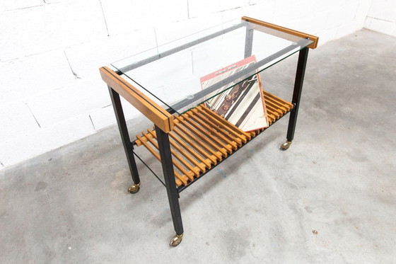 Image 1 of Serveerwagen uit de jaren 60, hifi-kast op wieltjes in teakhout, zwart metaal en glazen blad.
