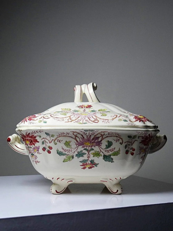 Antike Longchamp Suppenterrine/Gemüseschale mit polychromen Gänseblümchen aus Eisenstein. – Geschirr (photo 2 of 16)