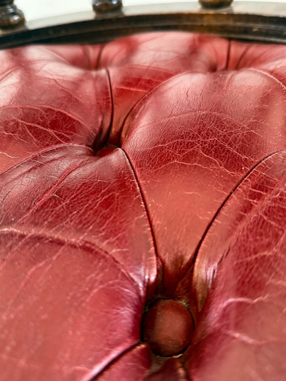 Image 1 of Silla de escritorio Chesterfield de cuero rojo con carácter atemporal