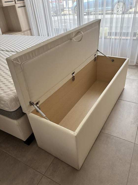 Image 1 of Repose-pieds avec grand espace de rangement