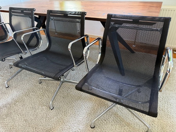 Image 1 of Chaise Vitra Eames EA 108 Noir Netweave – Chrome (Lot de 4)