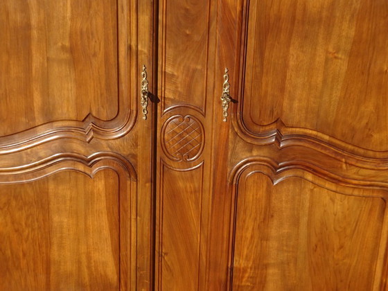 Image 1 of Armadio in noce massello in stile Luigi XV