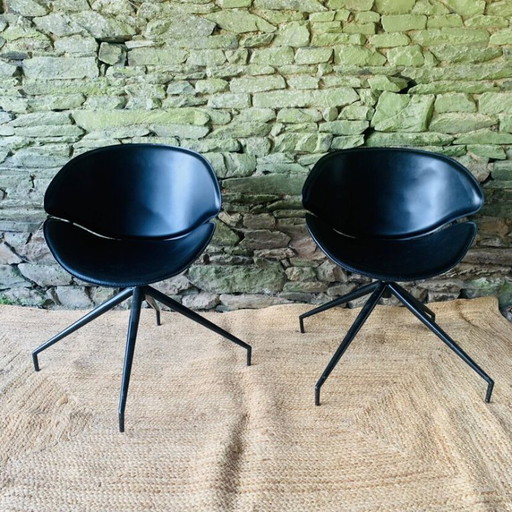 Een paar modernistische draaibare fauteuils van zwart leer. – Leather (photo 2 of 16)