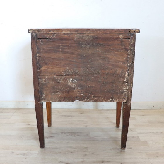 Image 1 of Piccolo comò antico in noce, Italia, XVIII secolo