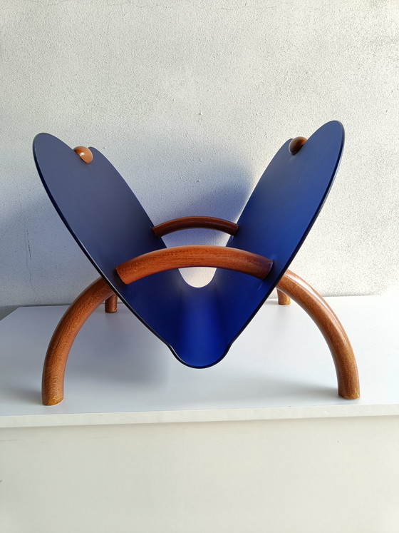 Image 1 of Italienischer postmoderner Zeitschriftenständer aus blauem Kunststoff und gebogenem Holz, 1990er Jahre, Calligaris-Stil