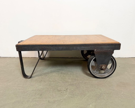 Carrito de mesa de centro industrial negro, década de 1960.