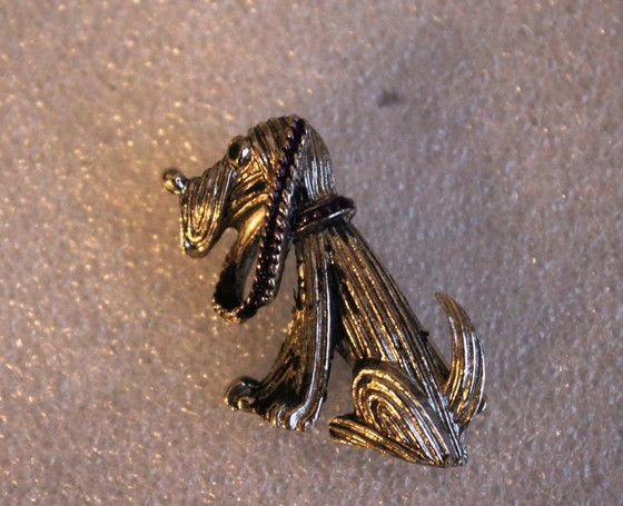 Image 1 of Broche antiguo con forma de perro, con sello distintivo de David Grau.