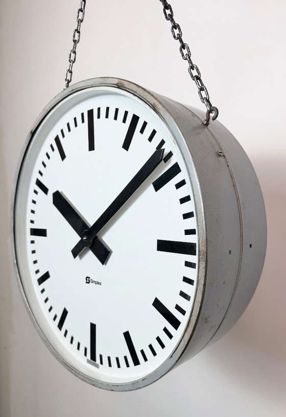 Grande horloge industrielle double face pour chemin de fer ou usine, de la marque Simlex, années 1960 (photo 5 of 18)