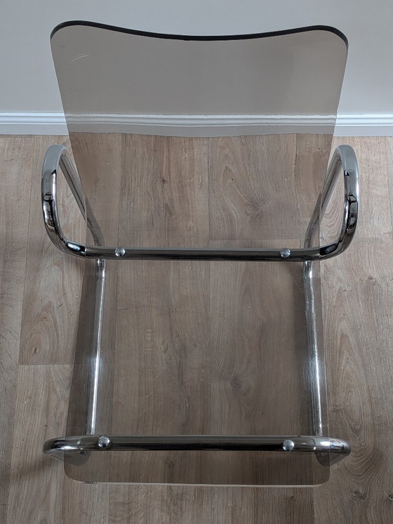 Image 1 of Chaise cantilever vintage moderne du milieu du siècle en chrome et acrylique fumé