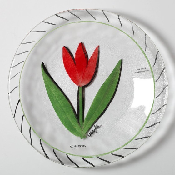 Image 1 of Assiette en verre vintage Kosta Boda : Tulipe rouge Design par Ulrica Hydman Vallien