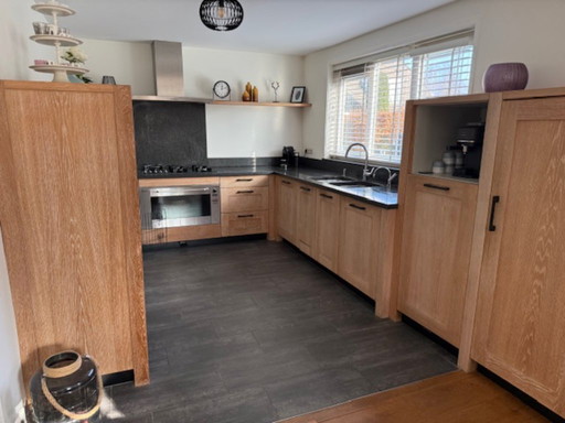 Luxury kitchen solid French oak & granite Paul van de Kooi