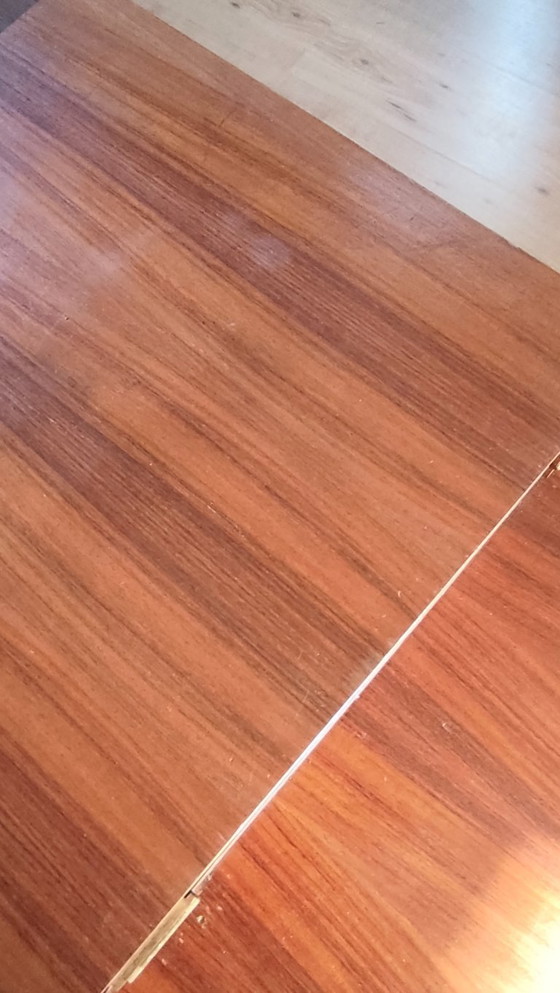 Image 1 of Un vecchio tavolo da lavoro riadattato come grande tavolino da caffè