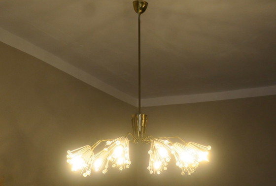 Image 1 of Elliptische kroonluchter met 10 armen van messing en glas, jaren 1950