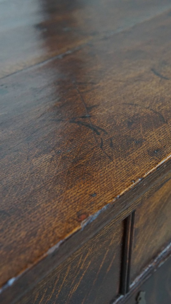 Image 1 of Cómoda inglesa antigua del siglo XVIII fabricada en roble con 5 cajones.