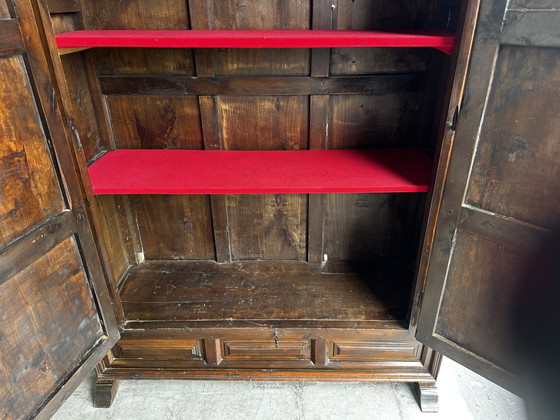 Image 1 of Antiker Kleiderschrank/Schrank im spanischen Stil aus Massivholz mit geschnitzten Paneelen