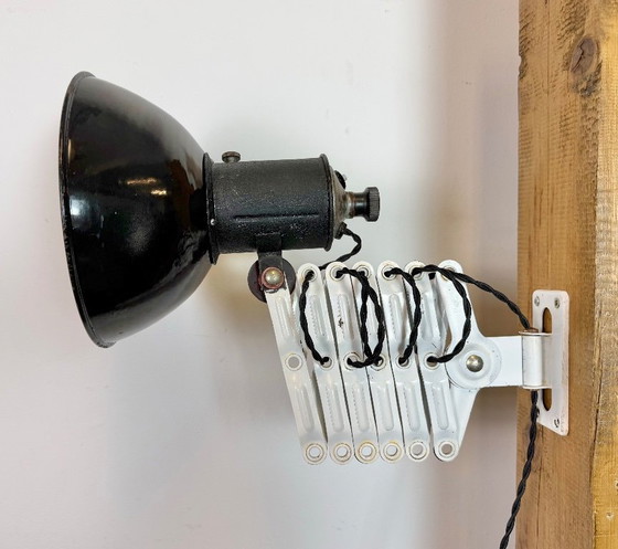 Image 1 of Industriële zwarte geëmailleerde schaarwandlamp, jaren 50
