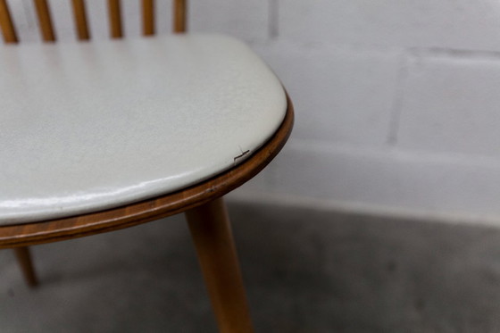 Image 1 of Coppia di sedie Baumann Menuet, patina color miele, sedili in vinile bianco