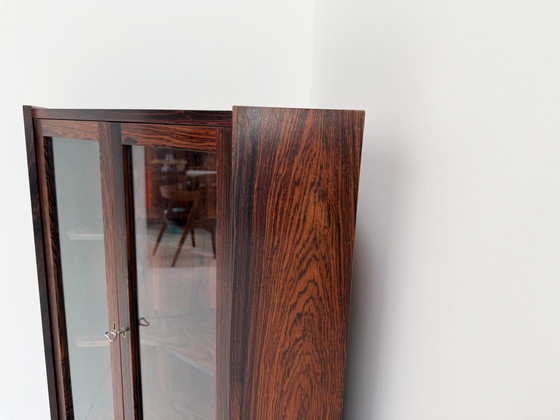 Image 1 of Mobile angolare vintage in palissandro danese, anni '60 — Vetrina di metà secolo con ante in vetro e cassetti