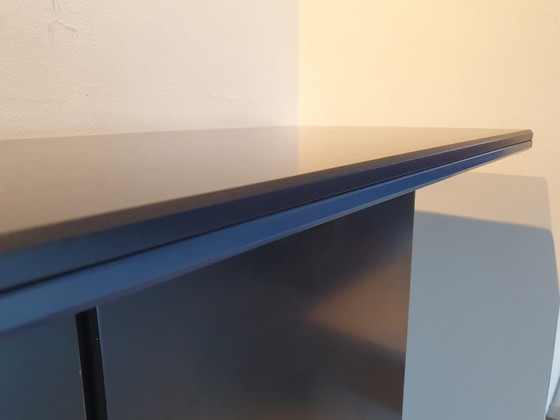 Image 1 of Uniek ontwerp zwarte Pastoe dressoirkast, met blauw accent