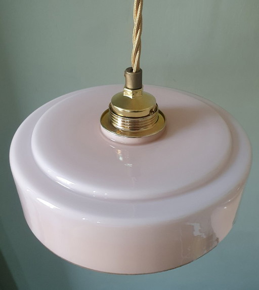 Suspension Art Déco vintage en verre opalin rose pastel.