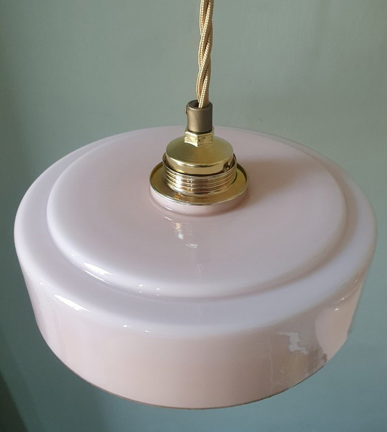 Image 1 of Suspension Art Déco vintage en verre opalin rose pastel.