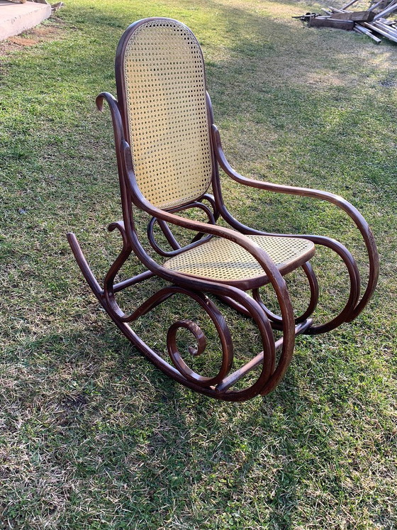 Antiker Schaukelstuhl von Thonet – Schaukelstühle (photo 2 of 6)