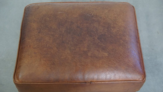 Image 1 of Hocker in pelle di pecora con struttura in legno e finitura con rivetti decorativi