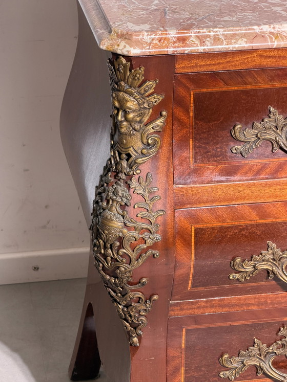 Cómoda antigua estilo Luis XV con tapa de mármol y herrajes de bronce. (photo 4 of 10)