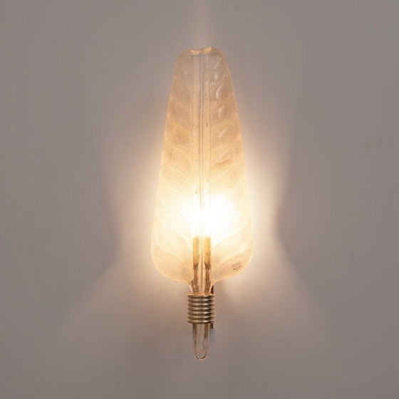 Image 1 of Par de apliques de pared de cristal de Murano con forma de hoja, con detalles en polvo de oro y latón, Italia.