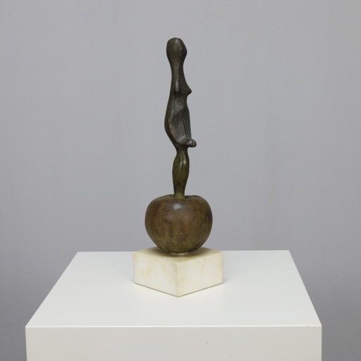 Sculpture Femme sur pomme par Godfried Pieters