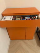 Vetrina in vetro arancione / mobiletto per ufficio - Trendhopper