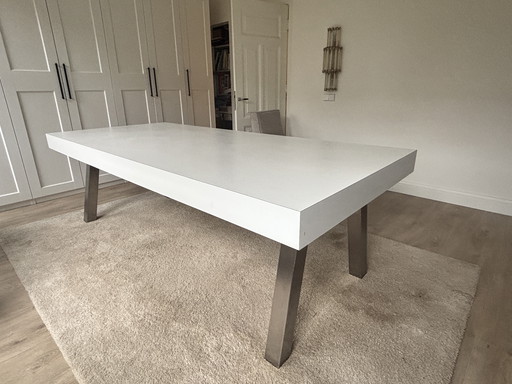 Wunderschöner weißer Esstisch mit Aluminiumbeinen