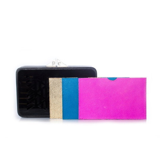 Image 1 of Poupee Couture/Rula Ghalayini, pochette in pelle con filtri colorati in un motivo semipermeabile.