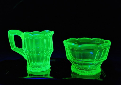 Servizio da crema in vetro uranio su sottopiatto nero - anni '30