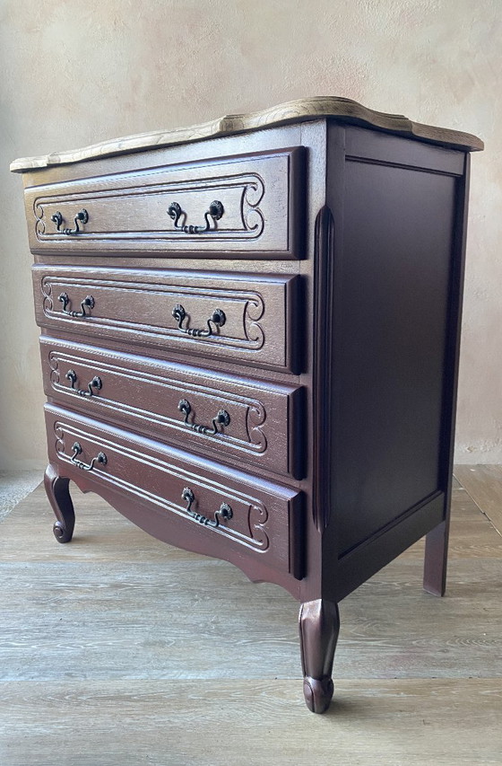 Image 1 of Gerestaureerde ladekast in Louis XV-stijl - met een blad van natuurlijk hout en een diepe beits.