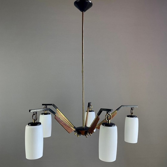 Image 1 of Vintage Italiaanse vijf-lichts kroonluchter uit 1950 in messing, hout en opaline glazen lampenkappen.