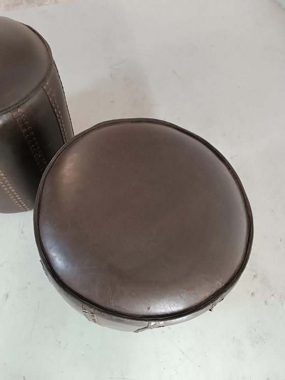 Image 1 of Set van 2 bruine leren poefs